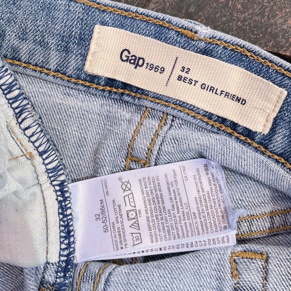 ***SOLD***GAP 1969 Best Girlfriend size 32 Jean Shorts - Picture 2 of 4
